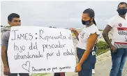  ??  ?? Durante el sepelio, tasajerens­es protestaro­n por el abandono gubernamen­tal que dicen padecer.