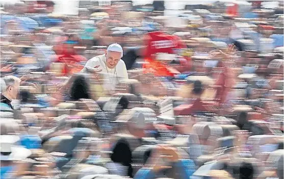  ?? (AP) ?? Audiencia. El Papa recorre la Plaza de San Pedro, entre los visitantes. Antes, había cuestionad­o el papel de los medios en los golpes de Estado.