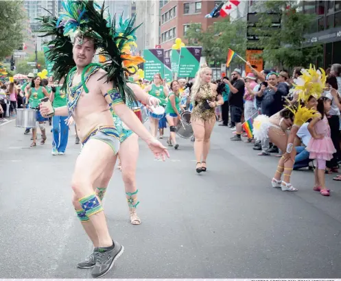  ?? PHOTOS AGENCE QMI, TOMA ICZKOVITS ?? Des milliers de personnes ont participé au défilé de Fierté Montréal hier. Ci-dessous, le maire de Montréal, Denis Coderre, et le premier ministre du Canada, Justin Trudeau, étaient présents.