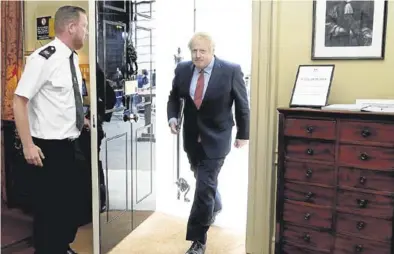  ?? REUTERS / ANDREW PARSONS / 10 DOWNING STREET ?? Boris Johnson cruza la puerta del 10 de Downing Street, ayer, en su regreso al trabajo.