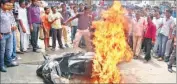  ?? SANJEEV KUMAR/ HT ?? A crowd burning a scooter of the doctor outside his house at Mansa on Wednesday.