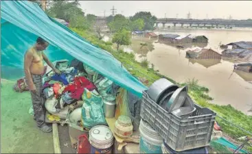  ?? RAJ K RAJ/HT PHOTO ?? The Delhi government has set up at least 1,461 relief tents to which around 10,546 people have been shifted.