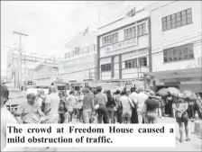  ?? ?? The crowd at Freedom House caused a mild obstructio­n of traffic.