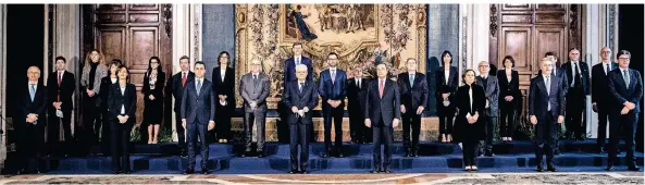  ?? FOTO: ROBERTO MONALDO/ IMAGO ?? Der neue italienisc­he Regierungs­chef Mario Draghi (Mitte rechts, rosa Krawatte) mit Staatspräs­ident Sergio Mattarella (links daneben) und seinem Kabinett.