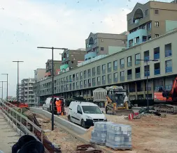  ??  ?? Queste sono le condizioni del waterfront di San Girolamo da ormai quasi quattro anni: polvere, disagio, isolamento