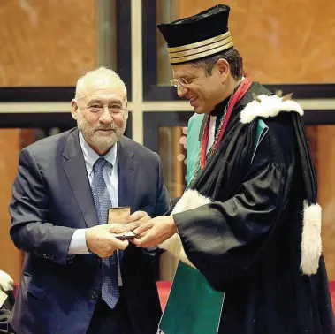  ??  ?? Joseph Stiglitz premiato dal rettore Francesco Ubertini nell’aula absidale di Santa Lucia