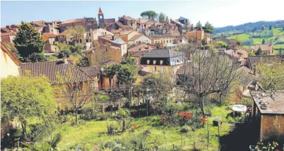  ?? Tom Shroder, Special to The Washington Post ?? A hilltop village in the Dordogne River region of France, as seen from a backyard garden.