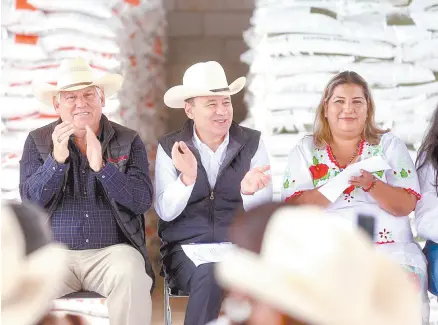  ?? ?? l El gobernador Alfonso Durazo Montaño y el titular de Sagarpa, Víctor Villalobos, en un evento con los yaquis.
