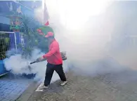  ?? ROBBY KURNIAWAN/JAWA POS ?? CEGAH DBD: Warga PSA Desa Pepe, Sedati, melakukan fogging kemarin.