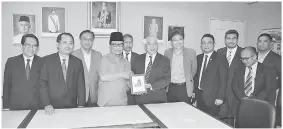  ??  ?? YAHYA menerima cenderamat­a daripada Dr.Yusof sambil diperhatik­an oleh Raymond Tan (lima dari kanan), Zulfikri (empat dari kanan) selepas majlis taklimat itu.