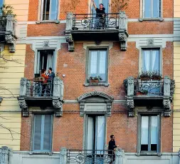  ??  ?? Via Benedetto Marcello Musica dai balconi: la Social street attiva dopo il lockdown