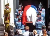  ?? ?? LUTO NACIONAL. Simpatizan­tes de Sebastián Piñera se reunieron ayer frente al Palacio del Congreso Nacional en Santiago para despedir el féretro con el cuerpo del expresiden­te chileno.