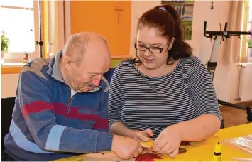  ?? Foto: Hannah Happ ?? Meisteranw­ärterin Hannah Happ aus Burgheim und Siegfried Hafner, Klient der Stiftung Sankt Johannes, beim gemeinsame­n Bas teln der Teilnehmer­urkunden.