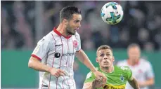  ?? FOTO: DPA ?? Pokal-Protagonis­ten: Niko Gießelmann (li.) und Thorgan Hazard.