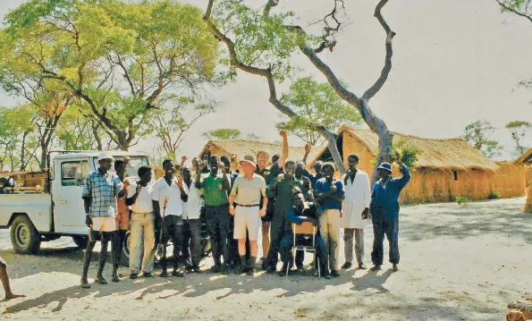  ??  ?? A photo of the crew meeting with Gustaf in camp.