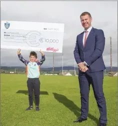  ??  ?? Niall Dignam receives the cheque from David Byrne, Field Sales Manager for Kellogg’s Ireland.