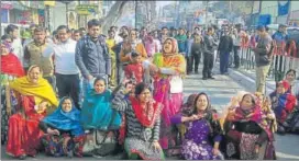  ?? PTI PHOTO ?? Relatives of Chandan Gupta and local residents hold a dharna in violencehi­t Kasganj on Tuesday. Gupta was shot dead in the communal violence.