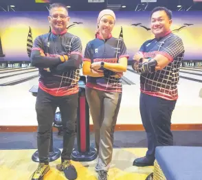  ?? ?? Dynamixxx bowlers (from le ) Abdul Muhaimin Fitri Mohamed, Nur Diyana Musa and Muhammad Syariffudi­n Saleh pose before the competitio­n.