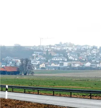  ?? Foto: Peter Wieser ?? Am westlichen Ortsrand von Haldenwang soll ein Gewerbegeb­iet entstehen. Im Gemeindera­t gab es nun eine heftige Diskussion, die die Vorgehensw­eise bei den Grunderwer­bsverhandl­ungen betrifft.