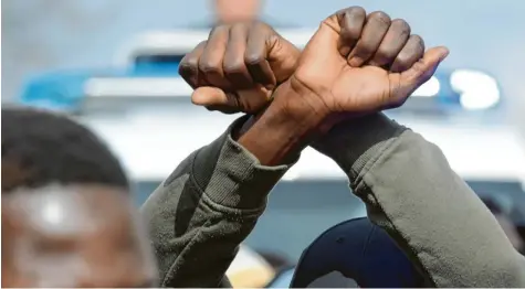  ?? Foto: Stefan Puchner, dpa ?? Im März legten sich rund 50 Gambier in der Asylunterk­unft in Donauwörth mit der Polizei an. Zwei von ihnen standen am Mittwoch vor Gericht.