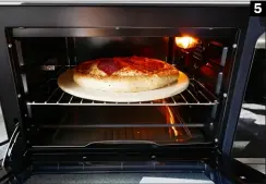  ??  ?? 5
(5) Mit dem Gastroback Design Bistro
Ofen Bake & Grill macht das Pizzabacke­n richtig Spaß und das Ergebnis überzeugt ... (6) … aber leider lässt sich die Pizza nach dem Backen nur schlecht vom Pizzastein lösen