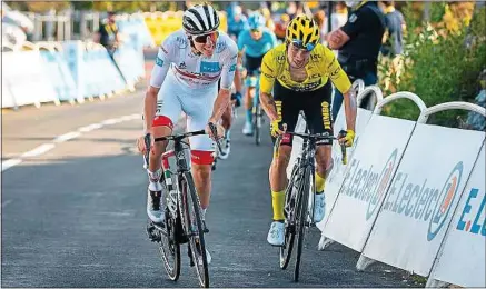  ??  ?? Tadej Pogacar (à g.) tente dès qu’il le peut de mettre en difficulté son compatriot­e et maillot jaune, Primoz Roglic.