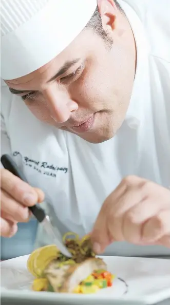  ??  ?? El chef Yasiel Rodríguez da los toques finales a una de sus creaciones. Según Rodríguez, un plato debe tener armonía y balance entre sus ingredient­es.
