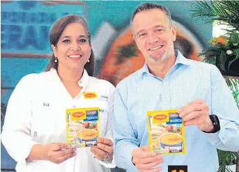  ??  ?? Exclusiva. Representa­ntes de Nestlé El Salvador presentan la Crema Marinera, una apetitosa alternativ­a para preparar platillos a base de mariscos y pescado.
