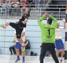  ?? FOTO: DIETER REINHARDT ?? Höhenflieg­er: Christoph Hermann von der HSG Baar erzielte beim 44:27Sieg seiner Mannschaft bei der TG Schwenning­en starke 13 Tore. Der Landesliga-Absteiger bleibt verlustpun­ktfrei Erster.