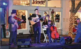  ?? CONTRIBUTE­D ?? Victorian Christmas in Thomasvill­e lets visitors take carriage rides and enjoy carolers.