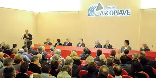  ??  ?? L’assemblea I soci di Asco Holding riuniti nei mesi scorsi per deliberare sulla proposta di fusione con la controllat­a Asco Tlc, ora bocciata dal Tar