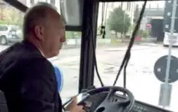  ??  ?? Le foto Tre frame tratti dal video girato sul bus dal professor Poli, che ritraggono l’autista delle autolinee «Svt» che scrive messaggi, chatta e telefona con il proprio smartphone mentre è alla guida