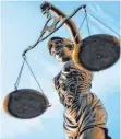  ?? FOTO: DAVID-WOLFGANG EBENER ?? Eine Statue der Justitia: Die Generalsta­atsanwalts­chaft in Karlsruhe sieht keine Basis dafür, einen Mediziner wegen Prozessbet­rugs und Körperverl­etzung juristisch anzugehen.