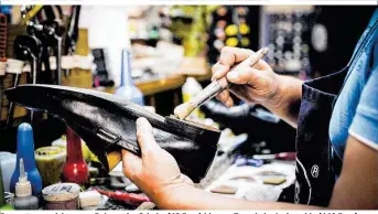  ??  ?? Reparature­n reichen vom Dehnen der Schuhe (12 Euro) bis zum Tausch der Ledersohle (110 Euro)