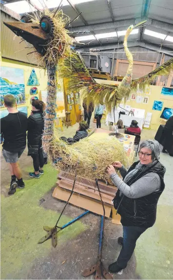 ?? Picture: MARK WILSON ?? TAKING A SNEAK BEAK: Bronwyn Razem at Ashmore Arts Torquay with an emu and brolga made with Dave Jones and Lake Bolac College students.