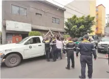  ??  ?? La mayoría de los vehículos levantados por las grúas de la alcaldía y de la SSC se concentrar­on en la colonia Agrícola Oriental.