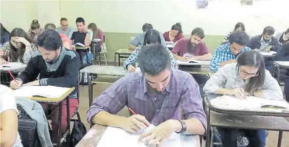  ??  ?? Concentrad­os. Ayer, un grupo de futuros maestros en pleno examen. “Hubo casi un 95% de adhesión”, dijeron desde el Ministerio de Educación.