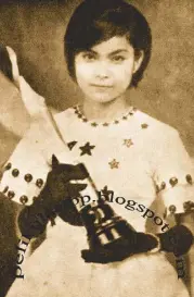  ??  ?? Nora Aunor holding her trophy as grand prize winner of Tawag ng Tanghalan in 1967