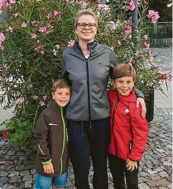  ?? Foto: Familie Humm ?? Sandra Humm mit ihren Söhnen Florian (rechts) und Tobias. Den beiden Buben geht es gut, sie geben ihrer Mutter Kraft. Humm hat bei der Gasexplosi­on in Rettenbach vor knapp fünf Monaten ihren Mann und ihre Tochter verloren.