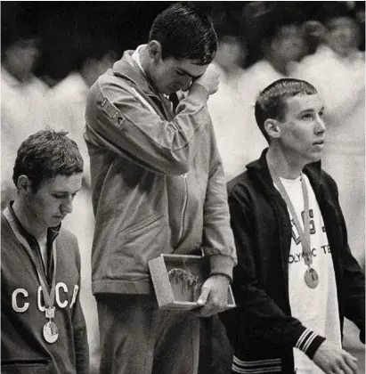  ??  ?? CIMA. Felipe Muñoz llora en la Alberca Olímpica el primer y único oro de México en la justa de natación de 1968.