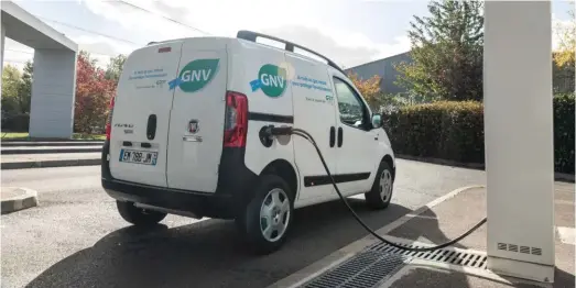  ??  ?? Recharge d’un Fiat Fiorino en gaz naturel (GNV) : avec 300 stations, la France dispose d’un réseau de distributi­on encore limité.