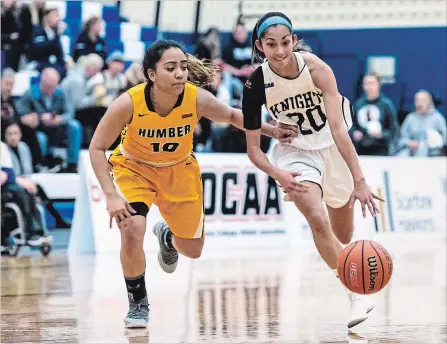  ?? RYAN MCCULLOUGH
NIAGARA COLLEGE ?? Niagara's Rysa Delmundo (20), shown in action against Humber, led the Knights in scoring in a victory over Sault College.