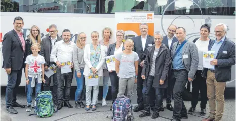  ?? FOTO: CHRISTINE HOFER-RUNST ?? Busunterne­hmer aus der Region erhalten Zertifikat­e von Dekra-Mitarbeite­r Thomas Acker (Sechster von rechts).