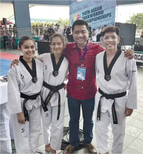  ?? CONTRIBUTE­D FOTO ?? WINNERS. PTA 7 Regional Chairman Tony del Prado poses with Cebuano jins (from left) Aidane Laxa, Rinna Babanto and McAvynger Alob during the 14th Asean Taekwondo Championsh­ips.