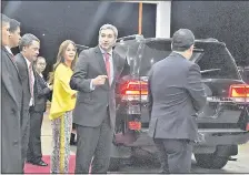  ??  ?? Mario Abdo Benítez (c) se dirige a periodista­s anoche en el espigón presidenci­al del aeropuerto Silvio Pettirossi.