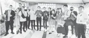  ?? ?? UNTUK ALBUM: Lee serta yang lain merakam kenangan bersama pempengaru­h popular Singapura Wang Lei (lapan kanan) selepas majlis makan tengah hari bersama di Miri, kelmarin.