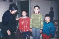  ?? PROVIDED TO CHINA DAILY ?? Wang Shurong with the four adopted children when they came to Zhengzhou in 1999.