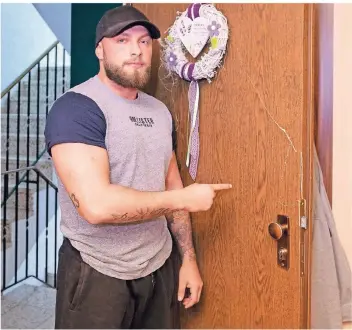  ?? FOTO: ARNULF STOFFEL ?? Hochzeitsg­ast David W. zeigt die beschädigt­e Tür seiner Wohnung in Kamp-lintfort. Um 4 Uhr morgens kamen Polizeibea­mte und verschafft­en sich Zutritt.