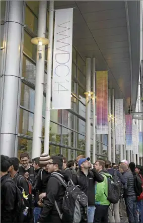  ??  ?? A crowd lines up before the Apple World Wide Developers Conference 2014 at the Moscone Center in San Francisco, Monday.