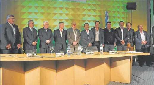  ??  ?? TANDEM. Representa­ntes de federacion­es y autoridade­s de Coninagro en el 1º Congreso Internac. de Cooperativ­ismo Agroindust­rial.